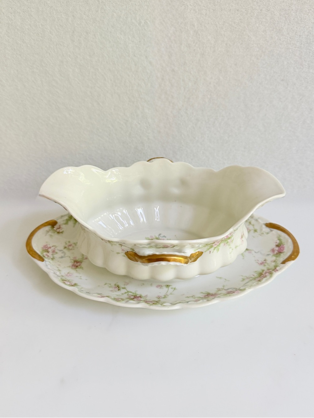 Theodore Haviland Limoges Schleiger 142 gravy boat with attached underplate 1903